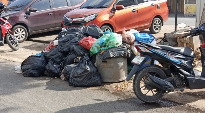 Sejumlah warga di Kecamatan Batam Kota dan Nongsa Kota Batam Provinsi Kepri mengeluh soal sampah yang hanya diangkut sekali dalam seminggu. (uly)