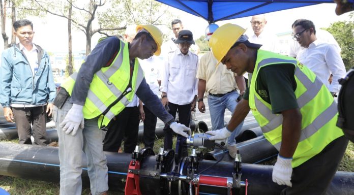 Kepala BP Batam, Amsakar Achmad meninjau pekerjaan pemasangan penguatan jaringan pipa distribusi air minum masyarakat Batam, Selasa (19/5/2026). (Humas BP Batam)