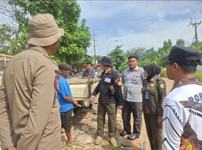 Sejumlah pengendara yang melintas di Jalan Hang Nadim, Kota Batam, mengeluhkan banyaknya hewan peliharaan yang berkeliaran di badan jalan. (Istimewa)
