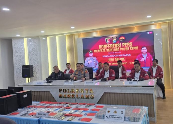 Kasat Reskrim Polresta Barelang, AKP Debby Tri Andrestrian ungkap kasus perjudian online yang beroperasi di sebuah rumah mewah di Kota Batam. (uly)