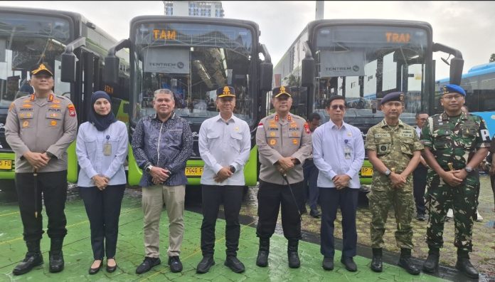 Pemko Batam meluncurkan pengoperasian 19 armada bus Trans Batam baru di Dataran Engku Puteri, Kota Batam, Provinsi Kepri, Selasa (26/5/2026). (uly)