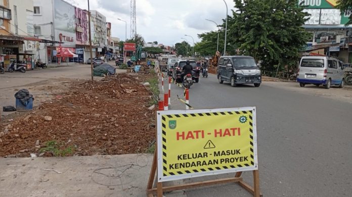 Pemko Batam perlebar jalan dari Simpang Perumahan Dotamana menuju SMA Negeri 3 Batam dengan anggaran Rp 14.6 Miliar. (uly)