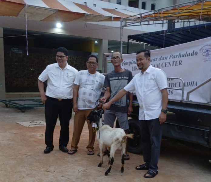 HKBP Ressort Batam Centre menyerahkan hewan kurban kepada masyarakat Muslim di sekitar gereja, Selasa (26/5/2026).