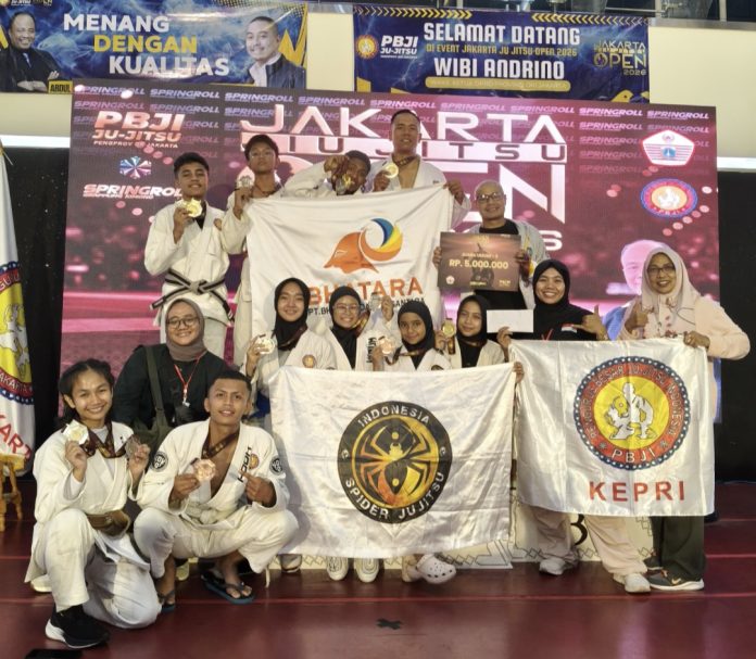 Tim Spider Jujitsu Kota Batam meraih Juara Umum III pada ajang Jakarta Juitsu Open 2026 di Food Centrum Sunter, Jakarta Utara, Sabtu (30/5/2026). (Istimewa)