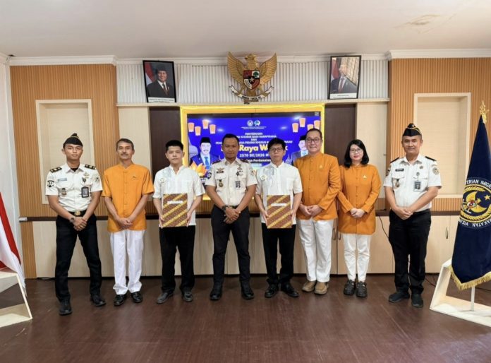 Delapan warga binaan beragama Buddha di Rutan Kelas IIA Batam menerima Remisi Khusus Hari Raya Waisak 2570 BE/2026 M, Minggu (31/5/2026). (Humas Rutan)