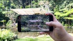 Layar cerah Samsung Galaxy A57 5G tetap terlihat jelas dan tajam saat digunakan untuk aktivitas luar ruangan di bawah terik matahari langsung. (Istimewa)