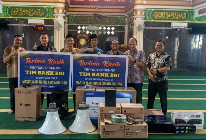 Pengurus DKM Jami’ Nurul Amanatul Haq, Kelurahan Tiban Lama apresiasi bantuan yang diberikan PT BRI melalui Program BRI Peduli TJSL. (Istimewa)