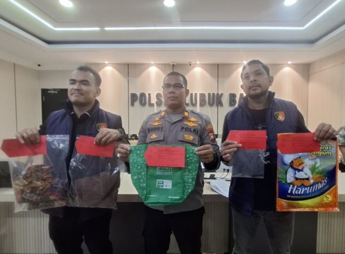 Polsek Lubuk Baja mengungkap kasus penemuan mayat bayi laki-laki di parit Jalan Yos Sudarso, Kecamatan Lubuk Baja, Kota Batam. (uly)