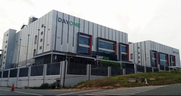 Wali Kota Batam sekaligus Kepala BP Batam, Amsakar Achmad, menegaskan investasi yang masuk tidak hanya menghadirkan bangunan fisik atau lapangan kerja langsung, tetapi juga menciptakan efek berganda (multi-layer effect) yang menggerakkan berbagai sektor ekonomi. Salah satu gedung data center. (uly)