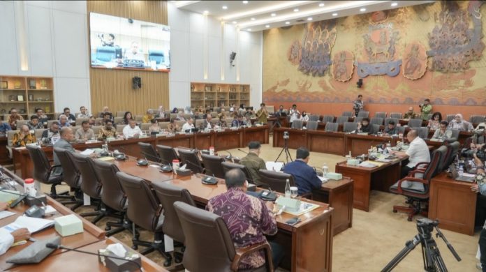 Kepala BP Batam, Amsakar Achmad, memaparkan capaian kinerja di KPBPB Batam serta Laporan Keuangan TA 2025 dalam RDP bersama Komisi VI DPR RI di Jakarta, Kamis (16/7/2026). (Istimewa)