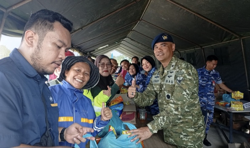 Komandan Pangkalan TNI AU (Lanud) Hang Nadim yang baru, Letkol Pnb Indra Alexander Yosef Lessy saat ikut melayani masyarakat. (uly)