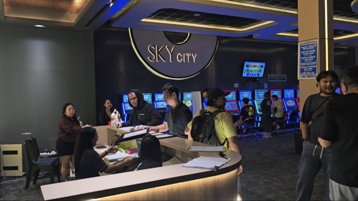 Polsek Lubuk Baja razia gelper Sky City di Gedung SNL Lantai 2, kawasan Tanjung Uma, Kecamatan Lubuk Baja, Rabu malam (29/7/2026). (Istimewa)
