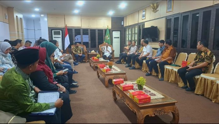 Wali Kota Batam, Amsakar Achmad, membagikan pengalaman Pemerintah Kota (Pemko) Batam dalam mempercepat pembangunan kepada Komisi I DPRD Kota Dumai saat kunjungan kerja di Kantor Wali Kota Batam, Kamis (6/8/2026). (uly)