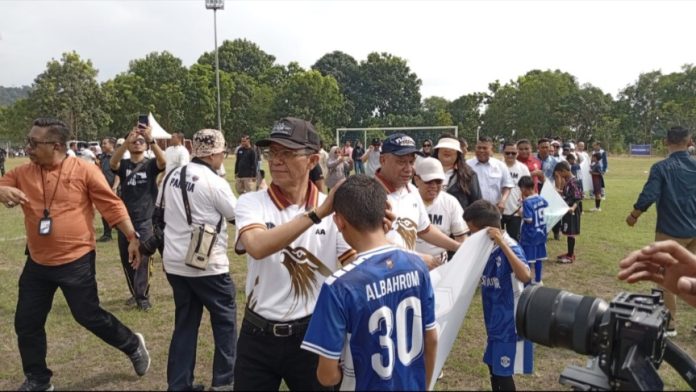 Kepala BP Batam, Amsakar Achmad secara resmi membuka Batam Grassroot Football Festival 2026 kategori U-8, U-10, dan U-12 di Stadion Temenggung Abdul Jamal, Jumat (7/8/2026). (Istimewa)