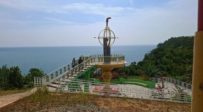 Tugu Khatulistiwa Lingga berada di di Tanjung Teludas, Desa Mentuda, Kecamatan Lingga, Pulau Daik, Kabupaten Lingga, Kepri. (uly)