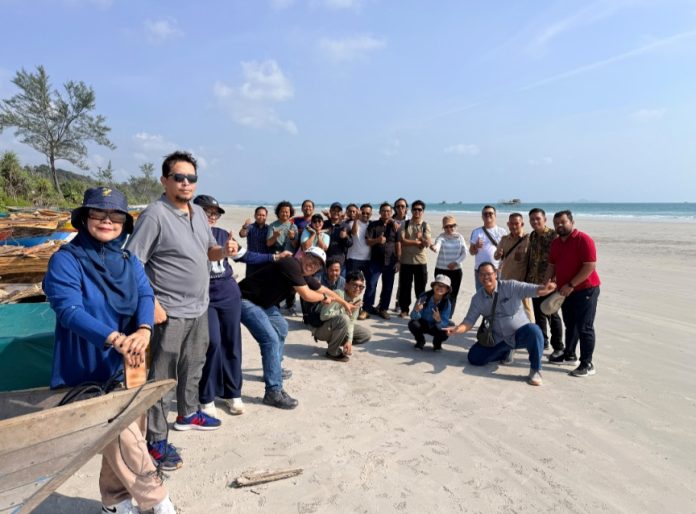 Pantai Dungun menawarkan suasana pesisir yang alami dengan hamparan pasir yang luas, terutama ketika air laut sedang surut. (Istimewa)