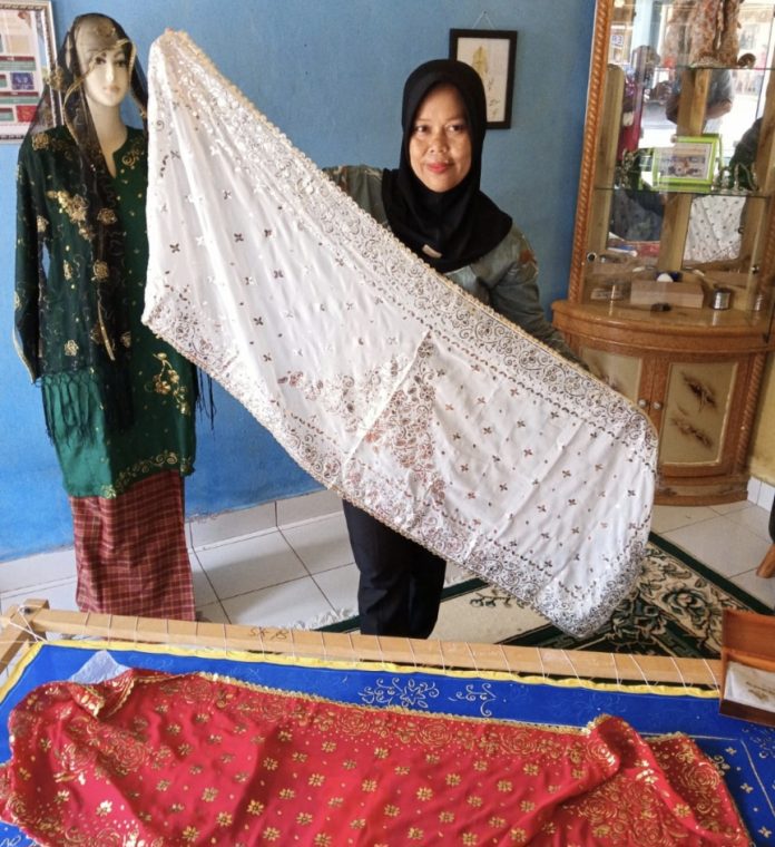 Di rumah di Jalan Masjid Sultan Lingga, Kampung Tembaga, Daik Lingga, Kepri benang dan kain menjadi bagian keseharian Leni Rusnika. (uly)