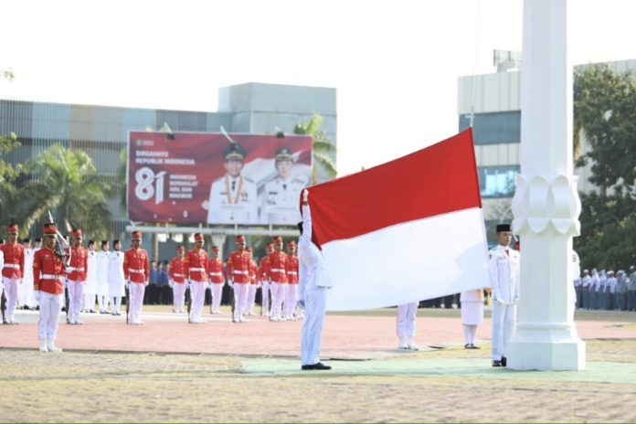 Upacara pengibaran bendera Merah Putih dalam rangka memperingati HUT ke-81 Republik Indonesia tingkat Kota Batam. (Diskominfo Kota Batam)