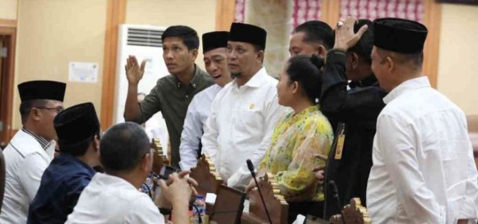 Seluruh fraksi di DPRD Kota Batam menyatakan sepakat melanjutkan pembahasan tiga Ranperda yang diusulkan Wali Kota Batam, Amsakar Achmad, Rabu (19/8/2026). (Setwan DPRD Batam)