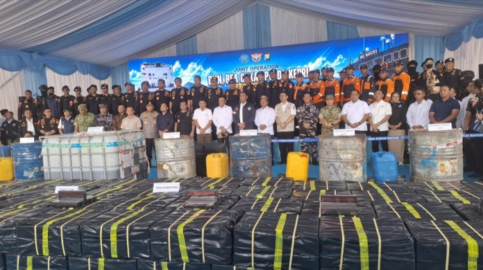 Tim gabungan menemukan 2,6 ton sabu di atas kapal MV Ocean Porter berbendera Tanzania di Perairan Karimun, Kepri.