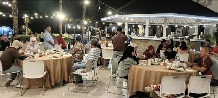 Anggota FJP Kepri juga membuka wawasan tentang peluang investasi, bisnis, ekonomi, dan perkembangan Batam kepada peserta Rally Wisata. (uly)