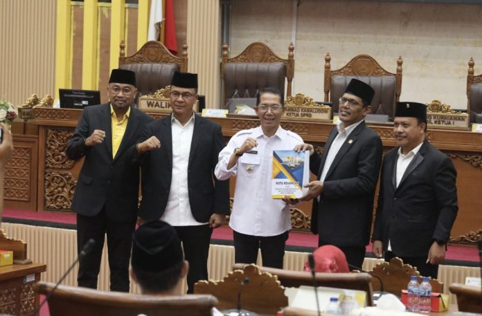 Wali Kota Batam, Amsakar Achmad menyampaikan tanggapan atas pandangan umum fraksi-fraksi DPRD Kota Batam terhadap tiga Ranperda. (Istimewa)