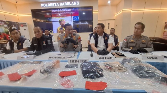Polresta Barelang menggelar konferensi pers pada Rabu (26/8/2026) terkait sejumlah kasus yang menjadi atensi publik. (uly)