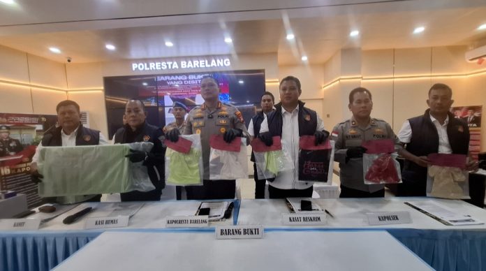 Kapolresta Barelang Kombes Pol Anggoro Wicaksono menyampaikan keterangan dalam konferensi pers pengungkapan kasus kematian bayi berusia 1,2 tahun yang diduga tewas akibat kekerasan oleh pengasuhnya, di Mapolresta Barelang, Batam, Rabu (26/8/2026). (uly)