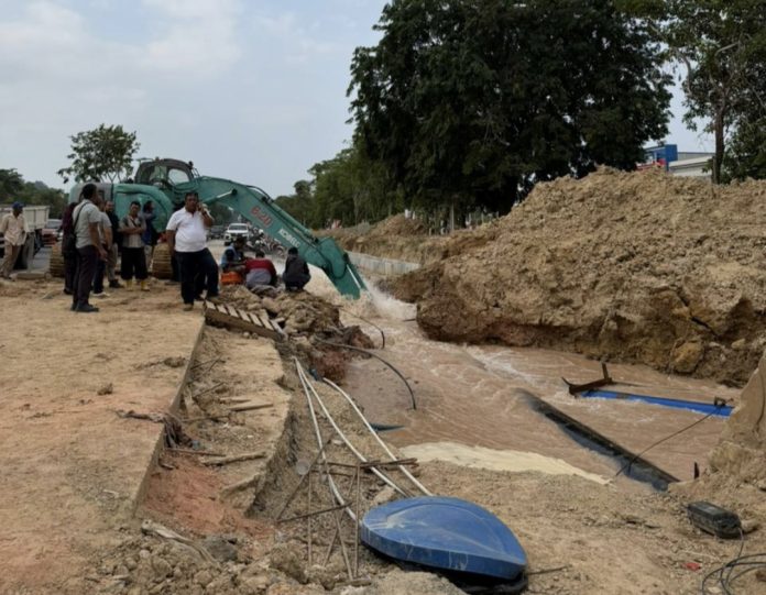 BP Batam bersama PT ABH bergerak menangani kebocoran susulan pada jaringan distribusi air minum di kawasan Jalan Utama, depan Kawasan Batamindo, Muka Kuning, Jumat (28/8/2026). (Humas BP Batam)