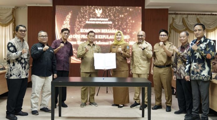 Kepala BKD dan Korpri Kepri, Dr. Yeni Trisia Isabella S.Sos, MM dan Kepala Dinas PMD Dukcapil Kepri Misbardi S.Sos, MSi. mewakili badan publik se-Provinsi Kepri, menandatangani Komitmen Bersama sebagai tanda dimulainya Kick Off e-Monev Keterbukaan Informasi Publik 2026 di Rupatama Pemprov Kepri Dompak, Tanjungpinang, Selasa (1/9/2026). (Istimewa)