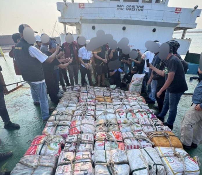 Bea Cukai bersama Tim Gabungan amankan sekitar 800 KG ketamin dari MV Fuchangxing 1 serta sekitar 75 ton BBM jenis diesel dari MT Ashley. (Istimewa)