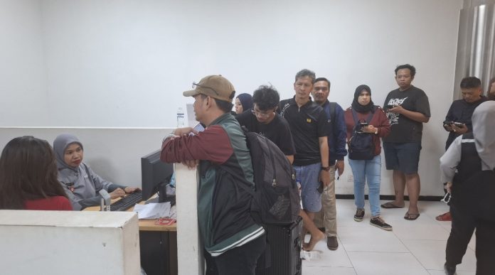 Dampak abu vulkanik Gunung Anak Krakatau terhadap ruang udara Cengkareng turut memengaruhi operasional penerbangan di Bandara Internasional Hang Nadim Batam, Minggu (6/9/2026). (uly)