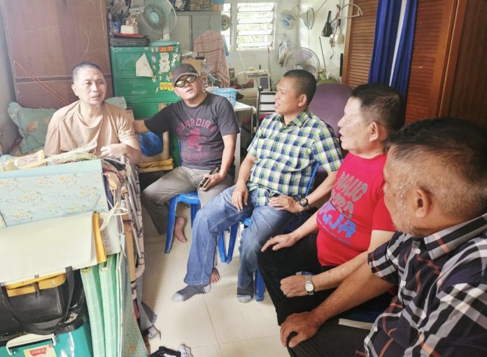 KJK menunjukkan aksi nyata solidaritas sesama profesi dengan mengunjungi Trisno Aji Putra, mantan wartawan Tribun Batam yang tengah terbaring sakit. (Istimewa)