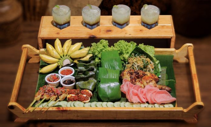 Bagi pencinta kuliner Nusantara yang ingin menikmati sajian khas Bali dengan konsep makan bersama, Aston Inn Gideon Batam melalui Bamboo Restaurant menghadirkan pengalaman kuliner bertajuk Megibung. (Istimewa)