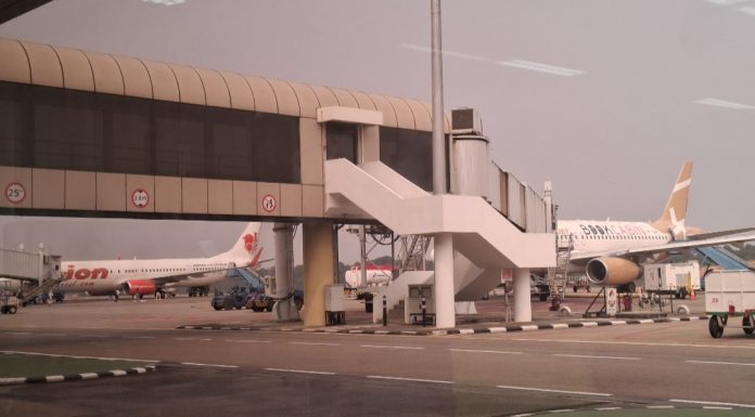 Kondisi kabut asap yang menyelimuti kawasan Batam belum mengganggu operasional penerbangan di Bandara Internasional Hang Nadim Batam. (uly)