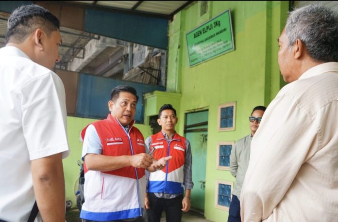 Komisaris PT Pertamina Patra Niaga, Panel Barus, melakukan kunjungan ke gudang Agen LPG PSO PT Amartha Anugrah Mandiri di Kota Batam, Kepri. (Istimewa)