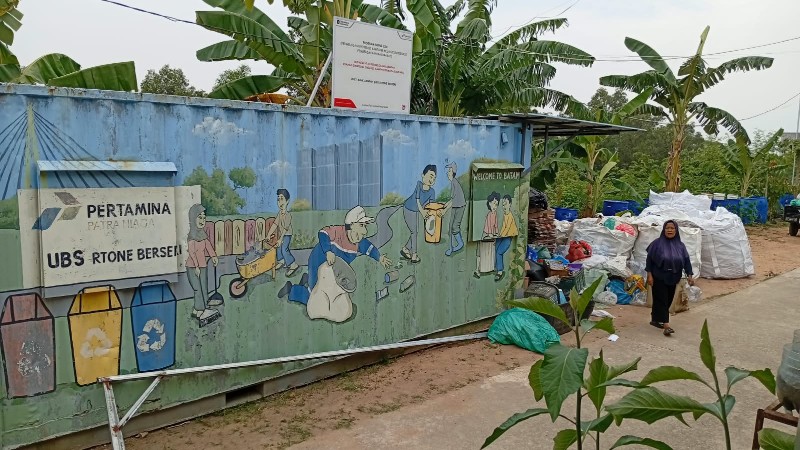 Bagian penimbangan dan pemilahan ditangani Sri Surmasi (53) sedang berjalan di depan kontainer penyimpanan yang diberikan CSR Pertamina. (uly)