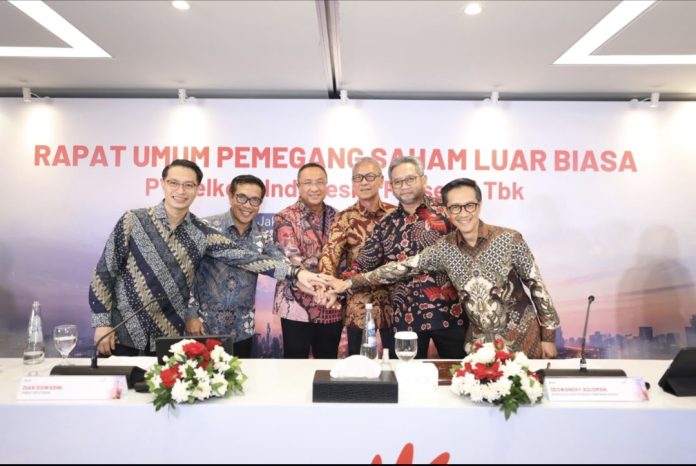 (kiri ke kanan) Direktur Keuangan & Manajemen Risiko Telkom Arthur Angelo Syailendra, Direktur Network Telkom Budi Satria Dharma Purba, Direktur Utama Telkom Nanang Hendarno, Direktur Legal & Compliance Telkom Andy Kelana, Direktur Strategic Business Development & Portfolio Telkom Seno Soemadji, dan Direktur Human Capital Management Telkom Willy Saelan usai rangkaian agenda Rapat Umum Pemegang Saham Luar Biasa (RUPSLB) Telkom, Rabu (30/9/2026).