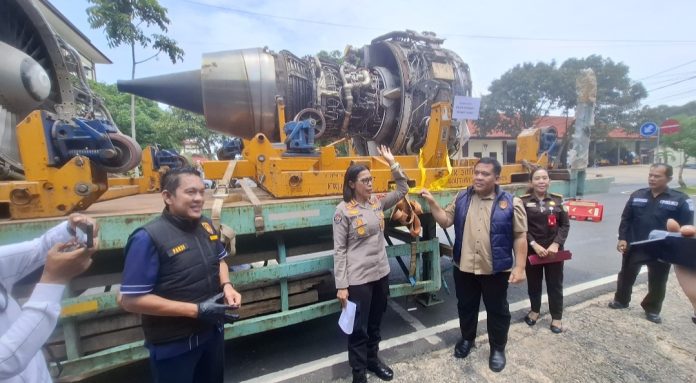 Polda Kepri mengungkap dugaan tindak pidana perdagangan impor barang tidak baru, yakni tiga unit mesin turbo pesawat dari Singapura ke Batam. (uly)