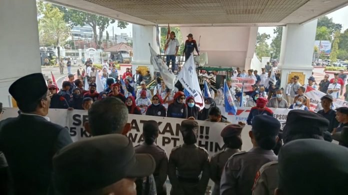 Sejumlah pekerja yang tergabung dalam Federasi Serikat Pekerja Metal Indonesia (FSPMI) Kota Batam geruduk Kantor DPRD Kota Batam, Kamis (1/10/2026). (Istimewa)