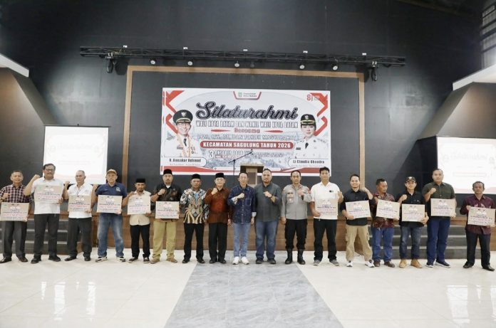Wali Kota Batam, Amsakar Achmad saat menghadiri silaturahmi bersama RT, RW, LPM se-Kecamatan Sagulung di Gedung Serbaguna Plaza Kecamatan Sagulung, Sabtu (3/10/2026) malam. (HUMAS DISKOMINFO BATAM / RUMAWI)