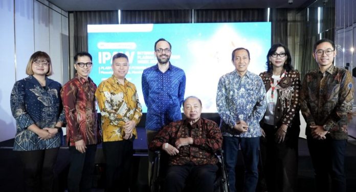 Mila Rahmania, Kepala Komunikasi dan Informasi, Yayasan Laskar Aferesis Berbagi (YLAB), Ns. Aswardi, S.Kep., M.Kep, Ketua Tim Kerja Kelainan Darah Kementerian Kesehatan mewakili dr. Siti Nadia Tarmizi, M.Epid, Direktur Penyakit Tidak Menular, Kementerian Kesehatan, Yusnidar Patah, Plt. Bidang Layman dan Wakil Ketua Bidang Finance, Himpunan Masyarakat Hemofilia Indonesia (HMHI), Andreas Gutknecht, Presiden Direktur, PT Takeda Life Sciences, Dr. dr. Tubagus Djumhana Atmakusuma, Sp.PD-KHOM, FINASIM, Ketua Umum Perhimpunan Hematologi dan Transfusi Darah Indonesia dan Perhimpunan Hematologi-Onkologi Medik Penyakit Dalam Indonesia, Dr. dr. Teguh Triyono, M.Kes., Sp.PK., Subsp. B.D.K.T. (K), Subsp. K.V. (K), Pakar Bank Darah dan Kedokteran Transfusi, dr. Linda Lukitari Waseso, Ketua Bidang Pengembangan Unit Donor Darah (UDD) Palang Merah Indonesia (PMI) Pusat, dan Dimas Adhi Sugiharto, Ketua Perhimpunan Pasien Imunodefisiensi Primer Indonesia (PPIPI) berfoto bersama dalam kegiatan. (Istimewa)