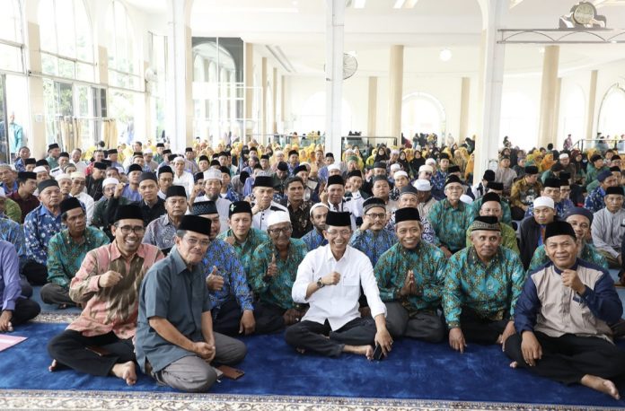 Wali Kota Batam, Amsakar Achmad bersilaturahmi dengan sejumlah tokoh agama dari Kecamatan Batu Ampar, Bengkong, dan Lubuk Baja di Masjid Baitul Makmur, Kecamatan Batu Ampar, Kamis (8/10/2026). (Diskominfo Kota Batam)