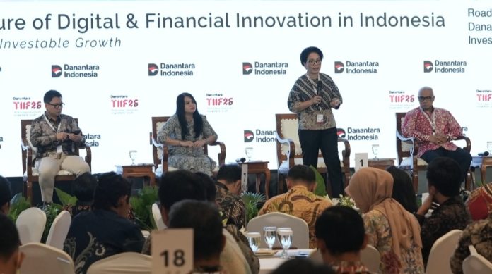 Direktur Enterprise & Business Service Telkom Veranita Yosephine saat menyampaikan paparan dalam sesi panel “The Future of AI in Indonesia” pada rangkaian Road to Danantara Technology Innovation Investment Forum (DTIIF) 2026 di Auditorium Wisma Danantara Indonesia, Jakarta, Kamis (8/10/2026). (Istimewa)
