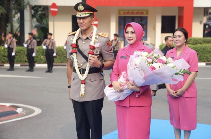 Serah terima Pataka dan kenal pamit Kapolda Kepri. Menandai berakhirnya masa jabatan Asep Safrudin dan dimulainya kepemimpinan Suhendri. (Humas Polda Kepri)