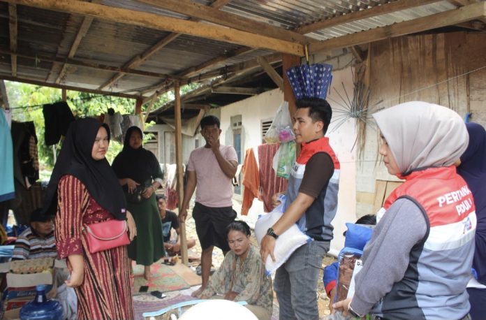 Pertamina Patra Niaga Regional Sumbagut salurkan bantuan kemanusiaan kepada warga yang terdampak banjir di Kota Padang. (Istimewa)