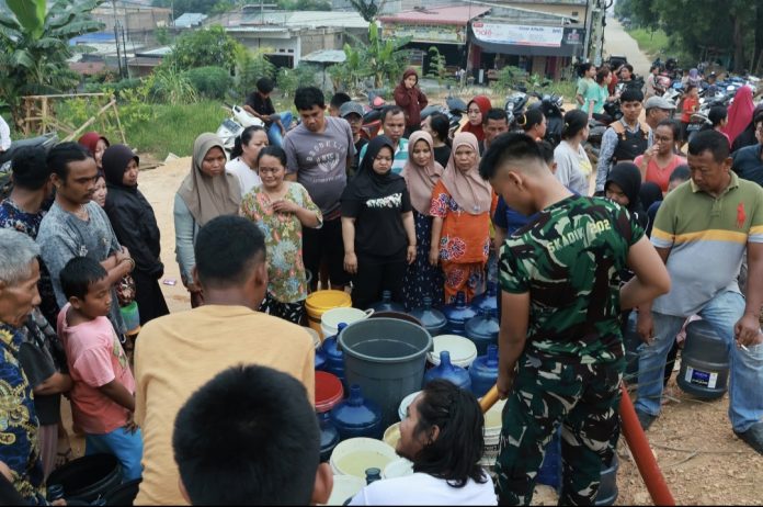 Wujud kepedulian TNI Angkatan Udara terhadap masyarakat, Lanud Hang Nadim salurkan air bersih kepada warga Kavling Sambau 4, Selasa (13/10/2026). (Istimewa)
