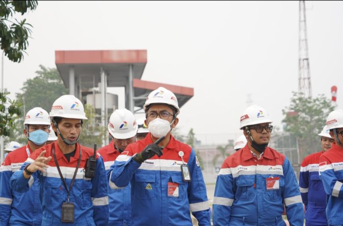 Wakil Direktur Utama I PT Pertamina Patra Niaga, Taufik Aditiyawarman meninjau FT Sei Siak, Pekanbaru, Rabu (14/10/2026), memastikan kesiapan fasilitas penyaluran energi. (Istimewa)