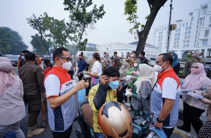 Pertamina menyalurkan bantuan 2.200 masker kepada masyarakat, Kamis (15/10/2026) di depan Kantor Gubernur Sumatera Utara. (Istimewa)