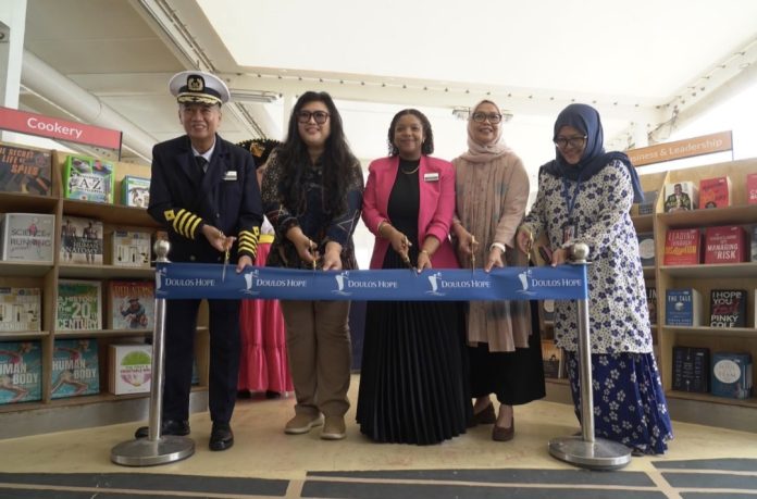 BP Batam melalui Anggota/Deputi Bidang Pelayanan Umum, Ariastuty Sirait, menghadiri peresmian dan pembukaan kapal buku terapung Doulos Hope di Pelabuhan Bintang 99 Batam, Jumat (16/10/2026). (Humas BP Batam)